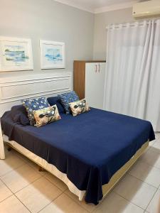 Un pat sau paturi într-o cameră la Ilha da Madeira Resort Riviera de São Lourenço SP