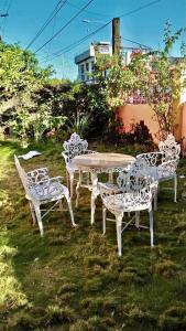 een groep stoelen en een tafel en een tafel en banken bij Josephine's Home Donsol Sorsogon in Donsol