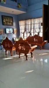 salon z 2 krzesłami i kanapą w obiekcie Josephine's Home Donsol Sorsogon w mieście Donsol