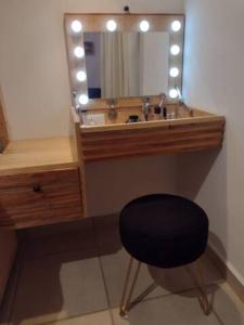 een badkamer met een wastafel met een spiegel en een stoel bij Departamento en renta Cabos San lucas in Cabo San Lucas