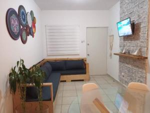 een woonkamer met een blauwe bank in een kamer bij Departamento en renta Cabos San lucas in Cabo San Lucas
