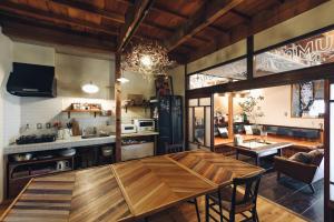 松本市にある松本ゲストハウス　タビシロのキッチン、ダイニングルーム(木製テーブル付)