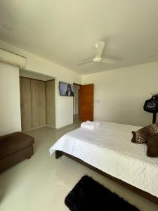 a bedroom with a large bed and a flat screen tv at CIC APARTAMENTOS cerca UNICOR IMAT in Montería