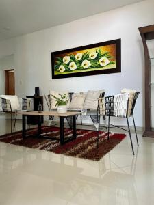 uma sala de estar com um sofá, uma mesa e cadeiras em CIC APARTAMENTOS cerca UNICOR IMAT em Montería