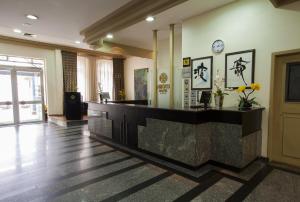 a lobby with a reception desk in a building at Hotel Nikko in Curitiba