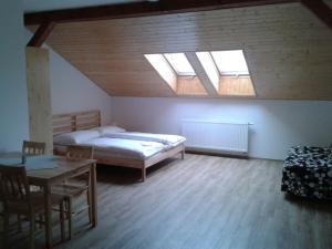 Postel nebo postele na pokoji v ubytování Apartment Vlčice u Trutnova