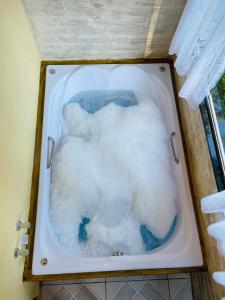 a bath tub filled with snow in a room at Chalé Recanto dos Pinheiros in Monte Verde