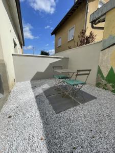 a couple of chairs sitting on the side of a building at Charmant T2, parking privé in Argelès-Gazost