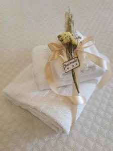 un ramo de flores sentado encima de las toallas en Miro B&B en Lecce