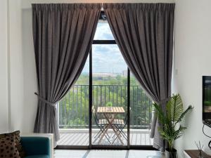una sala de estar con una gran ventana con cortinas en Imperio Professional Suite by Mama Sue en Alor Setar