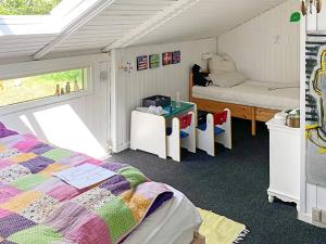Habitación con cama, sofá y ventana en Holiday home Kirke Hyllinge X, en Kirke-Hyllinge