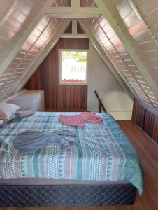 1 dormitorio con 1 cama en el ático en Cananéia Chalé 22 en Ilha Comprida