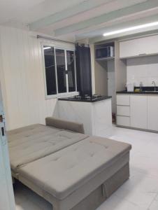 Habitación con cama grande en la cocina en Cananéia Chalé 22 en Ilha Comprida