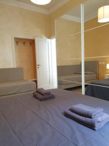 ローマにあるLombardoのベッドルーム1室(ベッド1台、タオル2枚付)