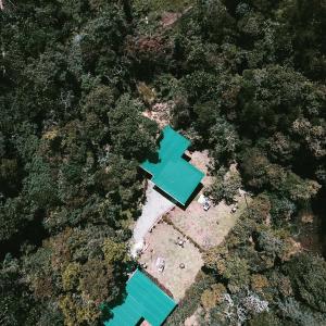 una vista aerea di una casa nel bosco di Cabañas La Silleta a Santa Elena