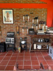 cocina con pared de ladrillo y mesa con microondas en Finca Hotel Cabaña Fercho, en Quimbaya