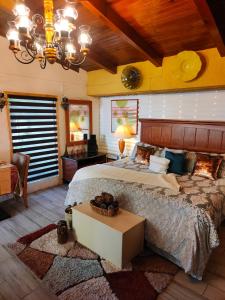 - une chambre avec un grand lit et une table dans l'établissement Villas De Los Pinos, à Mazamitla