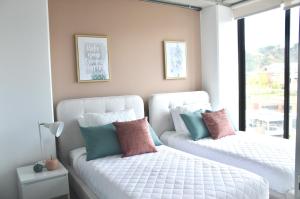 Tempat tidur dalam kamar di Cozy Stays Cayala Apartments near USA Embassy 601