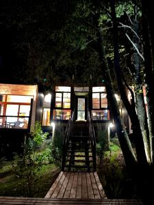 una casa con una scala che la porta di notte di NI-NEWEN Hotel & Lodge a Pucón