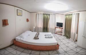 um quarto com uma cama grande num quarto em Geliwa B&B em Turrialba