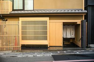 un bâtiment avec deux portes et un portail dans l'établissement Miru Kyoto Gion, à Kyoto