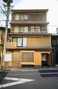 un edificio con una puerta delante de él en Miru Kyoto Gion, en Kioto