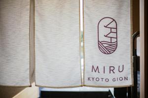 京都市にあるMiru Kyoto Gionのロゴの書籍