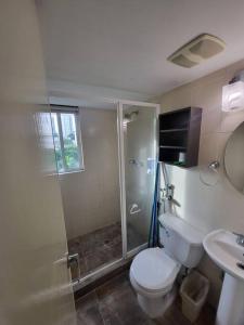 un bagno con doccia, WC e lavandino di Rina 1113 Hermoso estudio privado, área turística. a Città di Panama