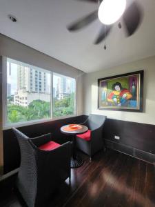una stanza con un tavolo, delle sedie e una finestra di Rina 1113 Hermoso estudio privado, área turística. a Città di Panama