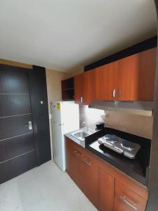 una piccola cucina con lavello e frigorifero di Rina 1113 Hermoso estudio privado, área turística. a Città di Panama