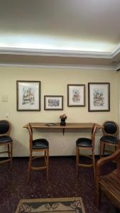 - une salle d'attente avec une table et des chaises dans l'établissement Boroni Palace Hotel, à Ouro Preto