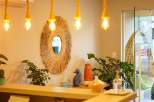 um quarto com uma prateleira com um espelho e luzes em Costa Solar Lagoa em Florianópolis