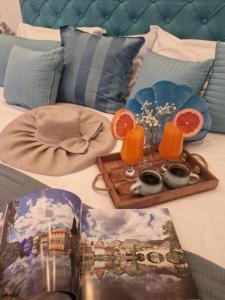 uma cama com uma bandeja de comida e sumo de laranja em Kathisma Trebinje em Trebinje