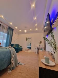 um quarto com uma cama e uma sala de estar em Kathisma Trebinje em Trebinje