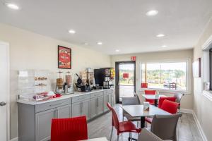 a fast food restaurant with red chairs and a table at Econo Lodge in Crestview