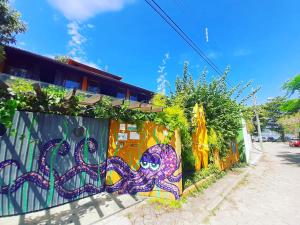 弗洛里亚诺波利斯苏布玛丽娜旅馆的墙上挂着章鱼的画