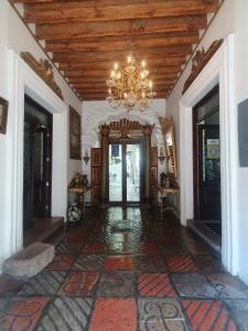 Habitación grande con lámpara de araña y pasillo. en Hotel Real Santander, en Puebla