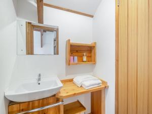 bagno con lavandino e specchio di Hayloft - E3759 a Berrynarbor