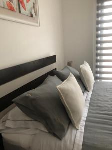 Fotografie z fotogalerie ubytování Departamento Los Canelos, a metros de Avenida Las Industrias- Incluye, NETFLIX DirecTV aire acondicionado, Internet v destinaci Los Ángeles