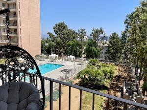 uma vista para uma piscina a partir de uma varanda em Luxury Beverly Hills 24 Hour Security Home 2 Bedrooms Perfect Location em Los Angeles