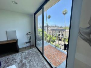 een kamer met een glazen schuifdeur en een balkon bij Luxury Beverly Hills 24 Hour Security Home 2 Bedrooms Perfect Location in Los Angeles