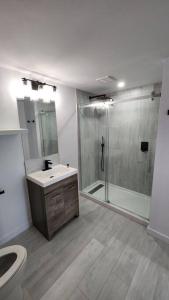 La salle de bains est pourvue d'une douche, d'un lavabo et de toilettes. dans l'établissement Serenity Oceanview Retreat, 