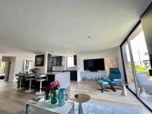 Area tempat duduk di Luxury Beverly Hills 24 Hour Security Home 2 Bedrooms Perfect Location