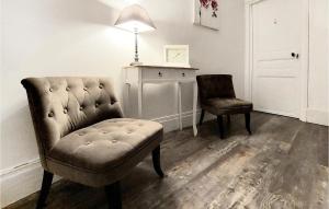 ein Wohnzimmer mit einem Stuhl, einem Tisch und einer Lampe in der Unterkunft 5 Bedroom Lovely Home In Magny-En-Vexin in Magny-en-Vexin