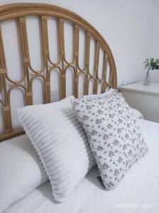 twee kussens bovenop een bed bij Casa Dina in Carballino