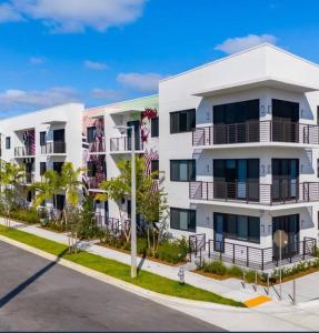 - un immeuble blanc avec balcon dans une rue dans l'établissement Luxe & cozy 3Beds,2rooms,EV Gym Near Beaches&Downtown WPB, à West Palm Beach