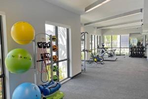 una sala fitness con palestra e attrezzature sportive di Luxe & cozy 3Beds,2rooms,EV Gym Near Beaches&Downtown WPB a West Palm Beach