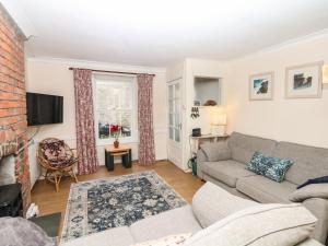 uma sala de estar com um sofá e uma lareira em Quarry Cottage em Flushing