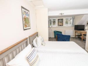 a hotel room with two beds and a desk at Quarry Cottage in Flushing