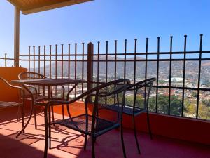 una mesa y sillas en un balcón con vistas en Casa Santiago, en Oaxaca City